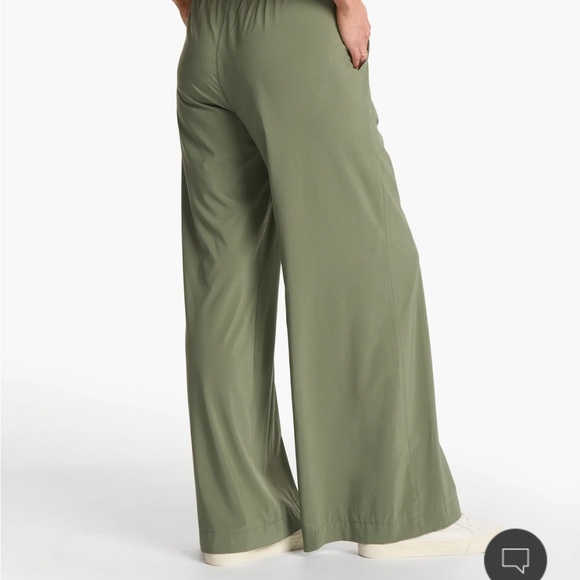 Vuori Villa Wideleg Pant in Pistachio - Picture 4 of 7